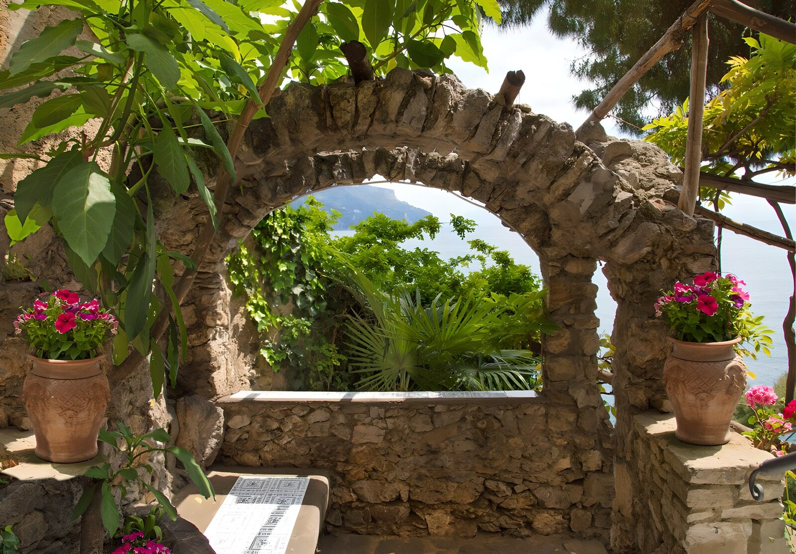 TPES33600: Terraza con arco de piedra y vistas al mar