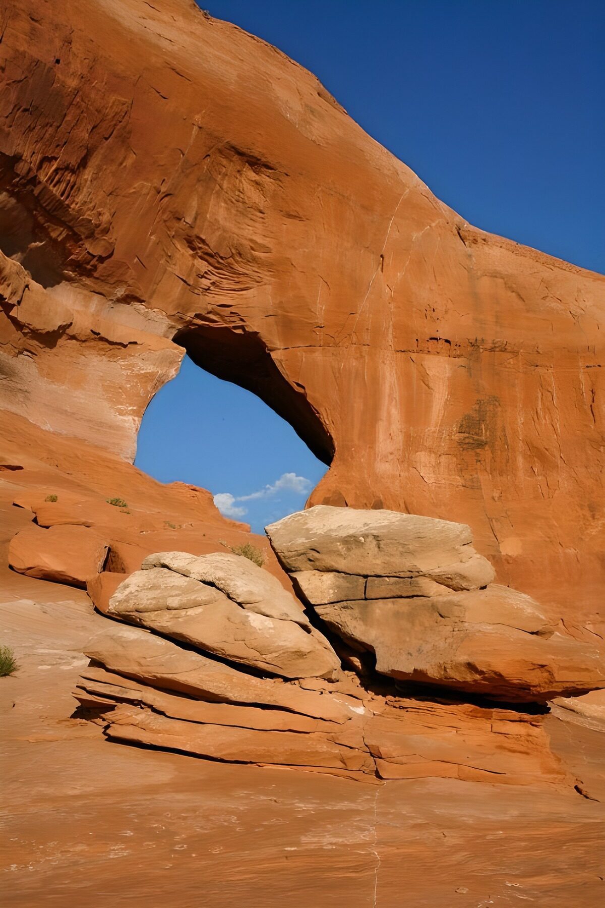 Un arco de roca que abraza el azul