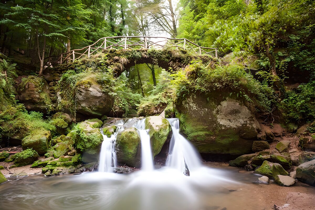 Cascada bajo un puente de piedra