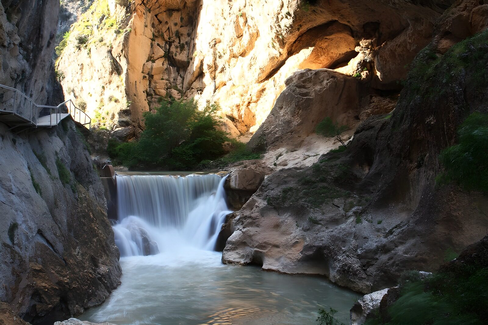 TPES20908: Cascada y poza al abrigo de las rocas
