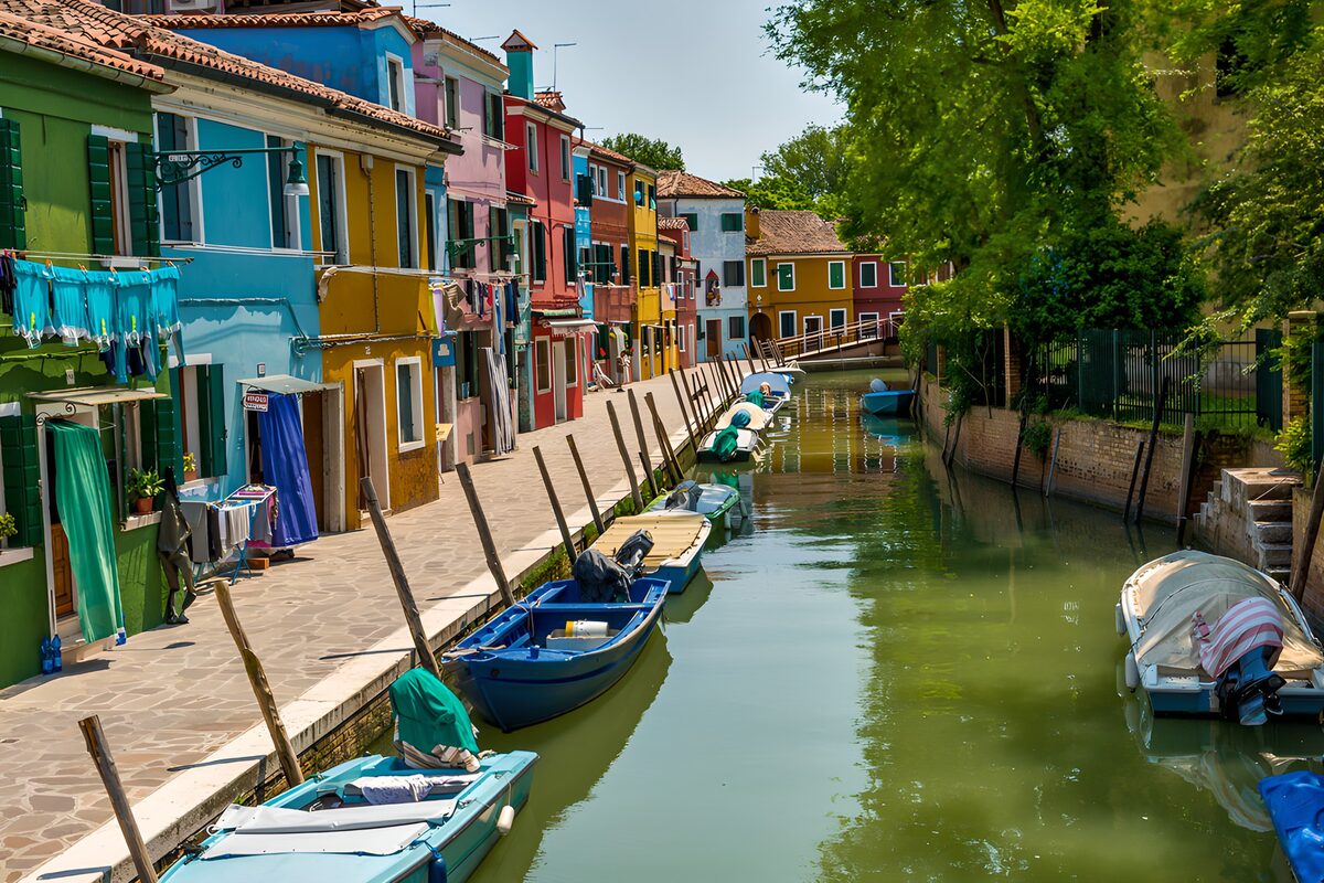 Casas de colores y barcas al sol
