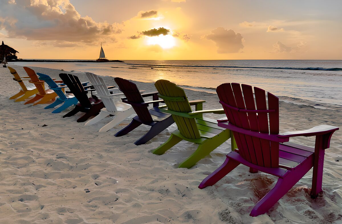 TPES85931: Sillas de colores frente al mar al atardecer