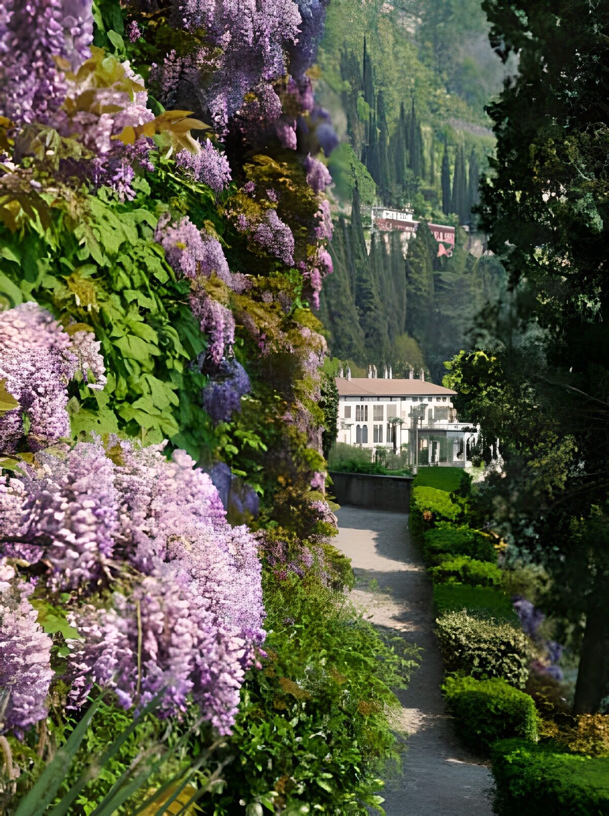 Villa blanca con jardín en flor