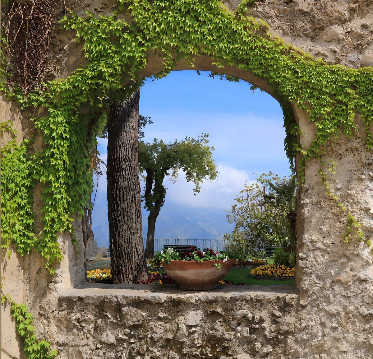 TPES19149: Arco de piedra a un jardín soleado