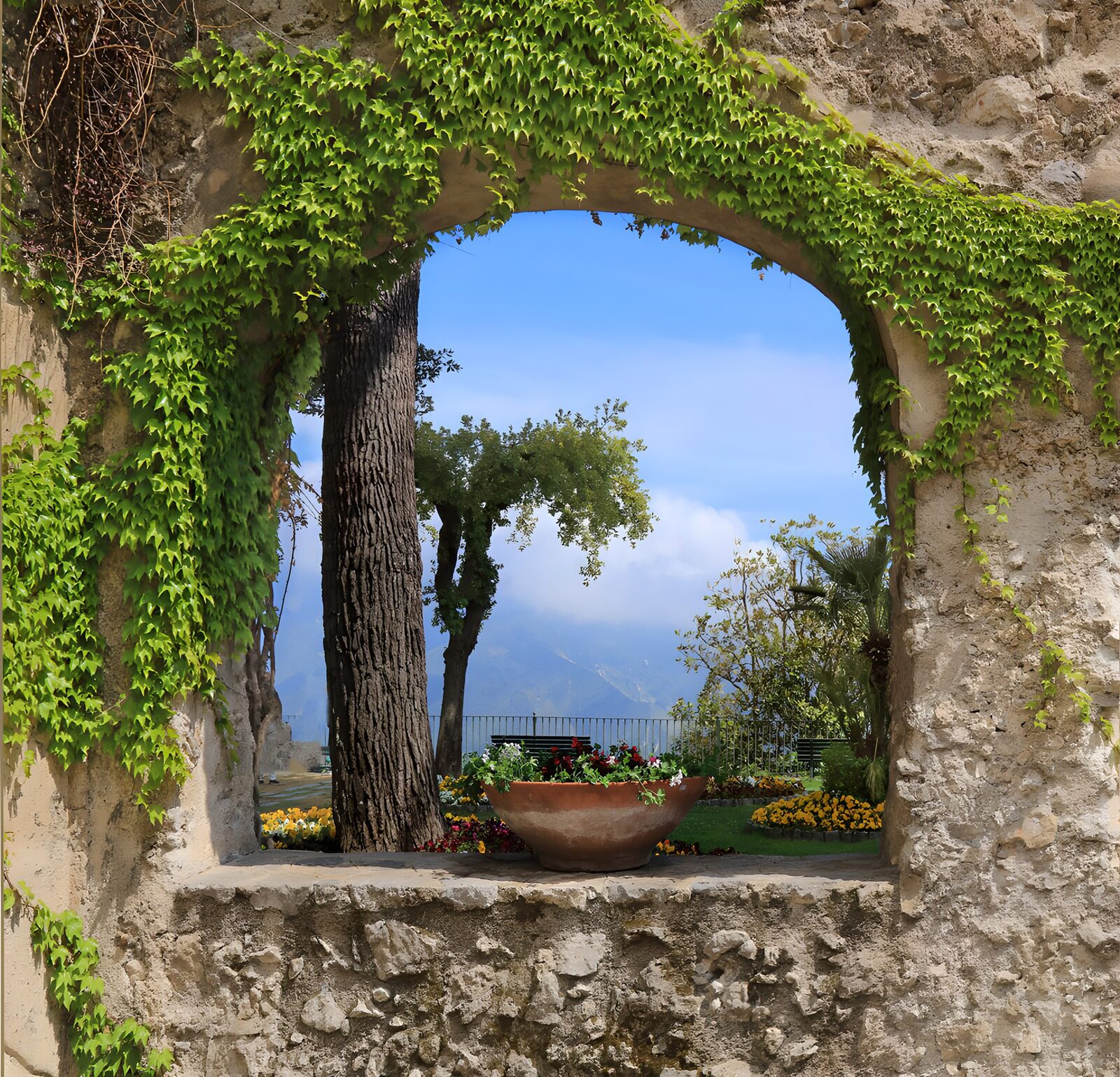 TPES19149: Arco de piedra a un jardín soleado