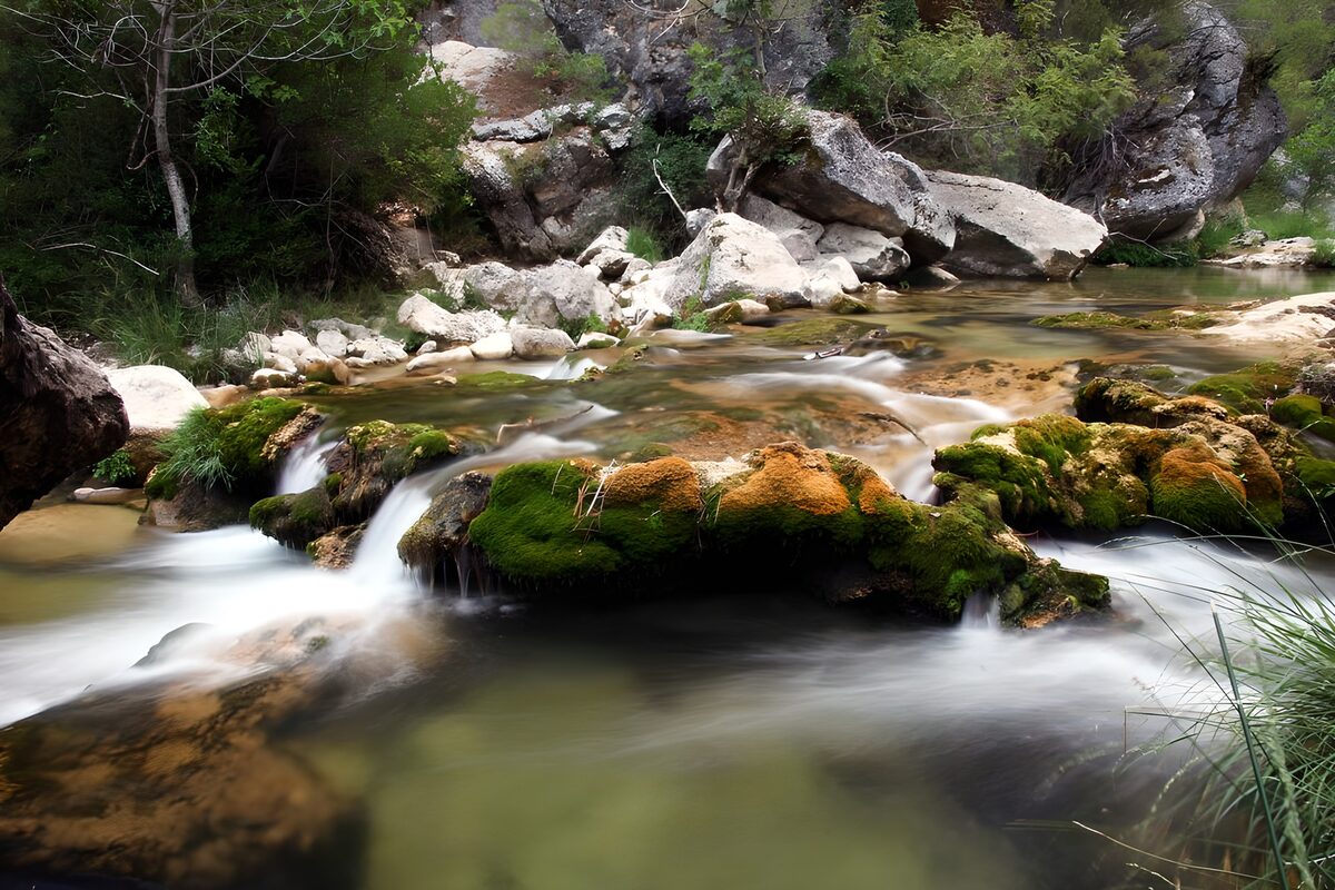 TPES14626: Agua de seda entre rocas