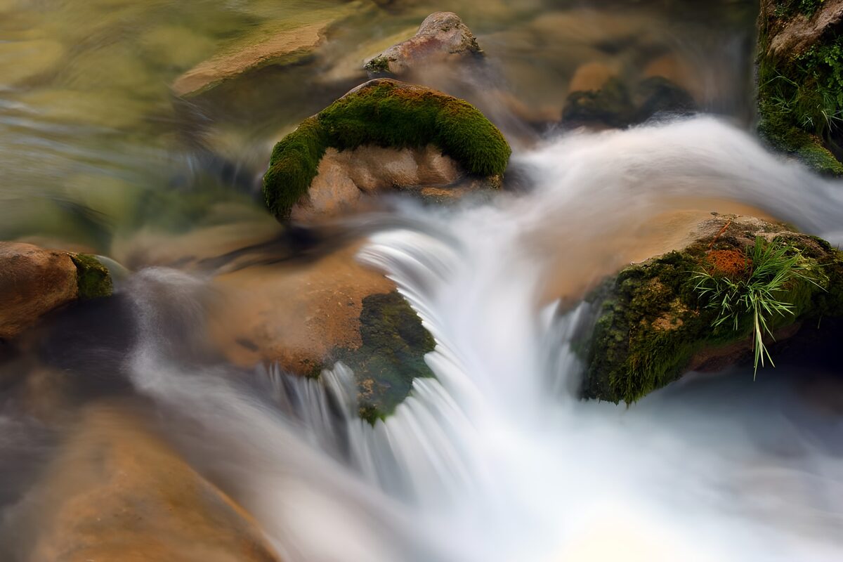 TPES13052: Arroyo entre rocas y suaves cascadas