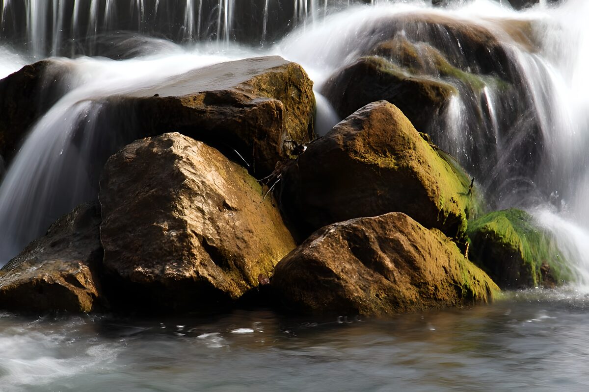 Cascadas entre rocas a la luz dorada