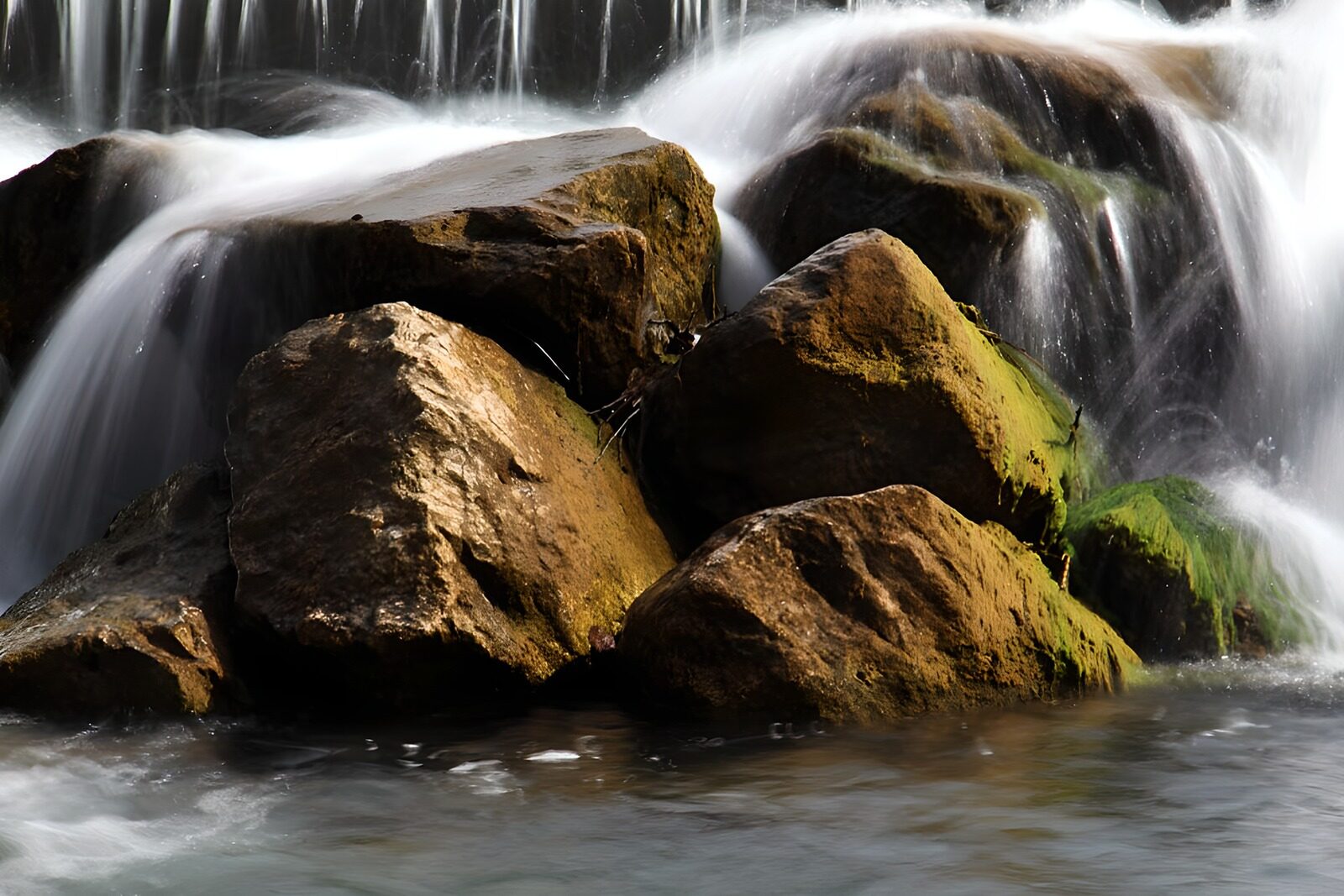 TPES31881: Cascadas entre rocas a la luz dorada