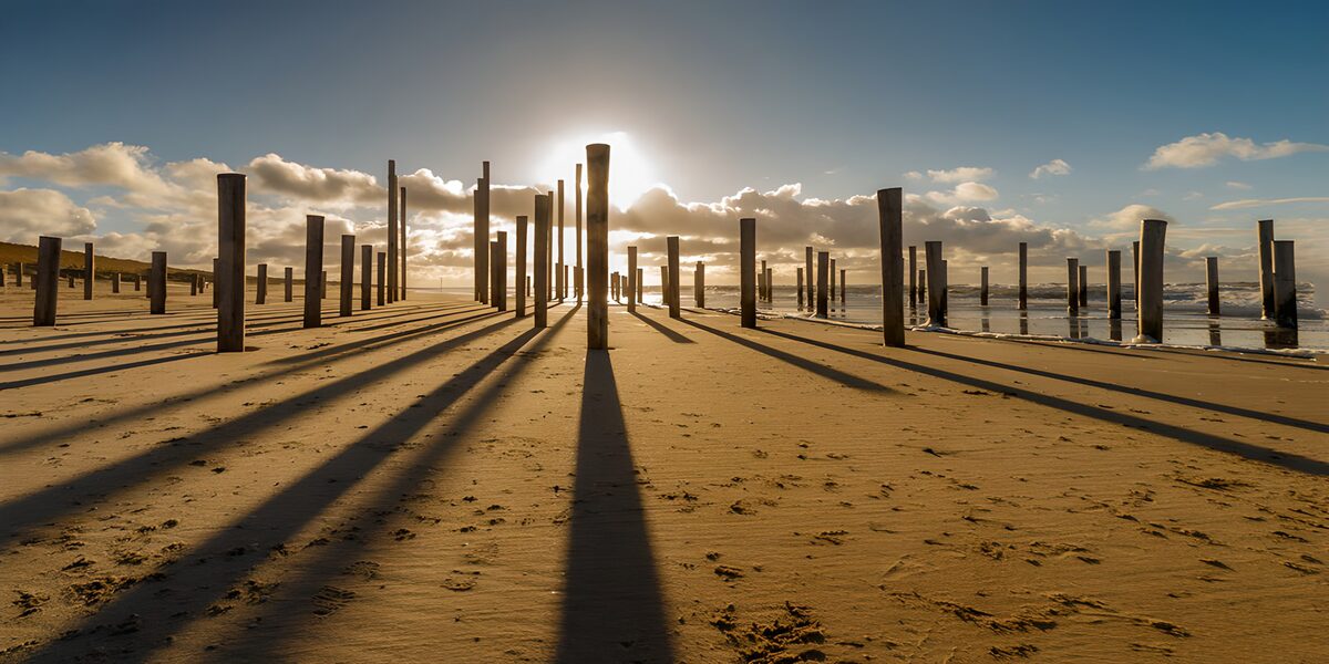 TPES14758: Playa con postes al atardecer