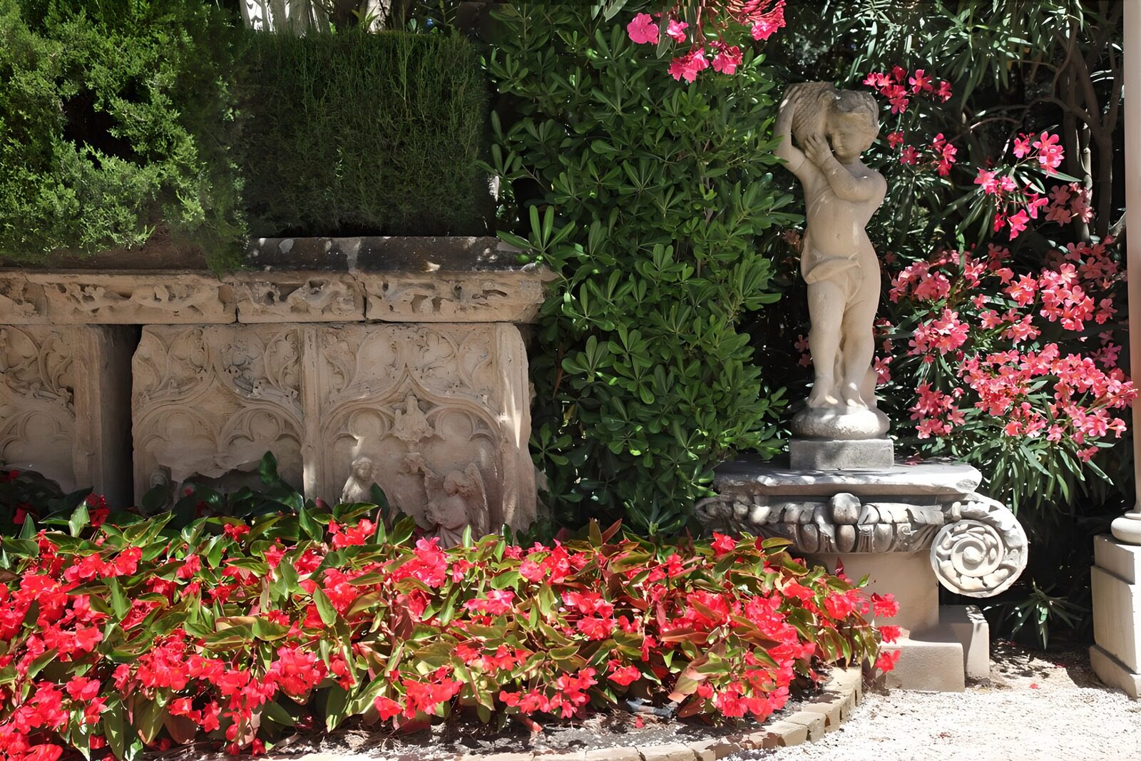 TPES31342: Estatua y flores en un jardín soleado