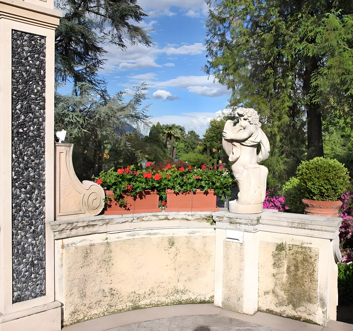 TPES22864: Terraza con ángel y flores al sol