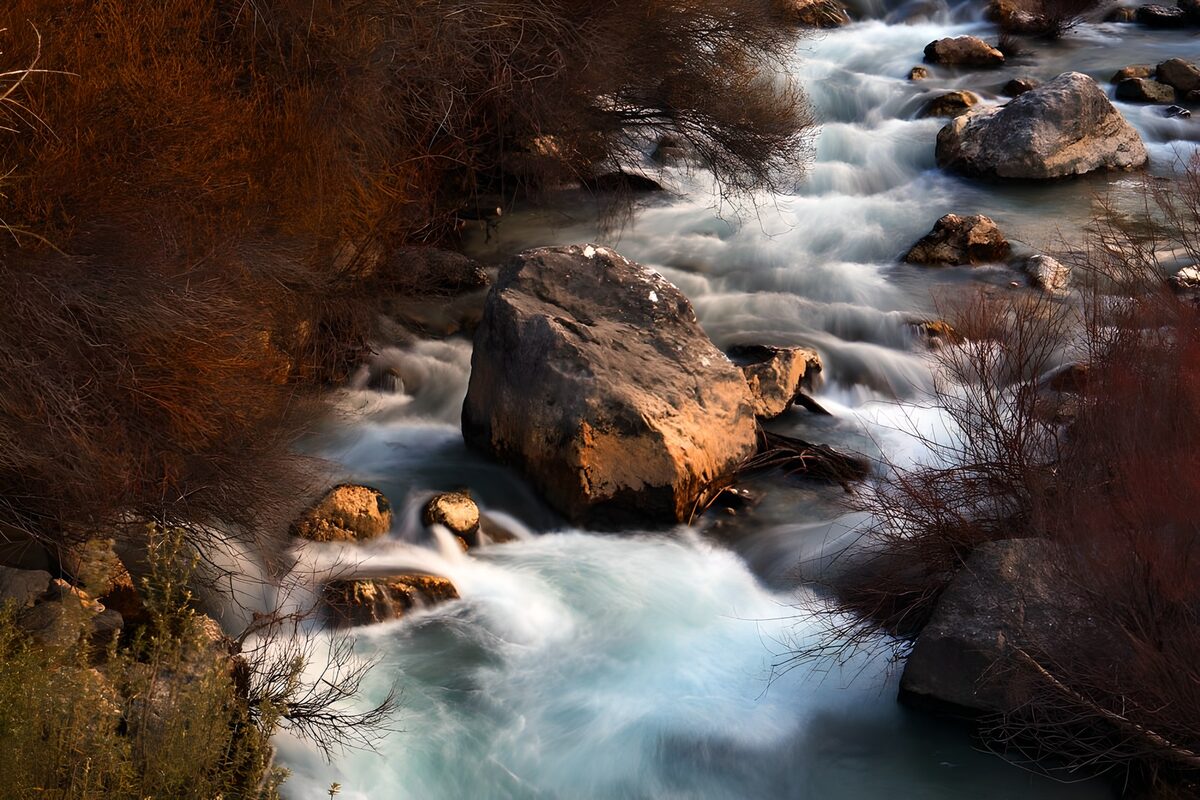 Cascadas de seda entre sombras y rocas