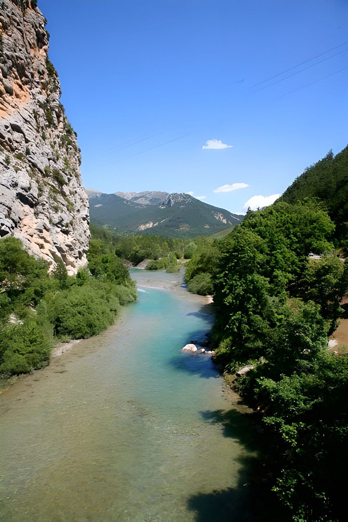 TPES41458: Río turquesa entre montañas y bosque