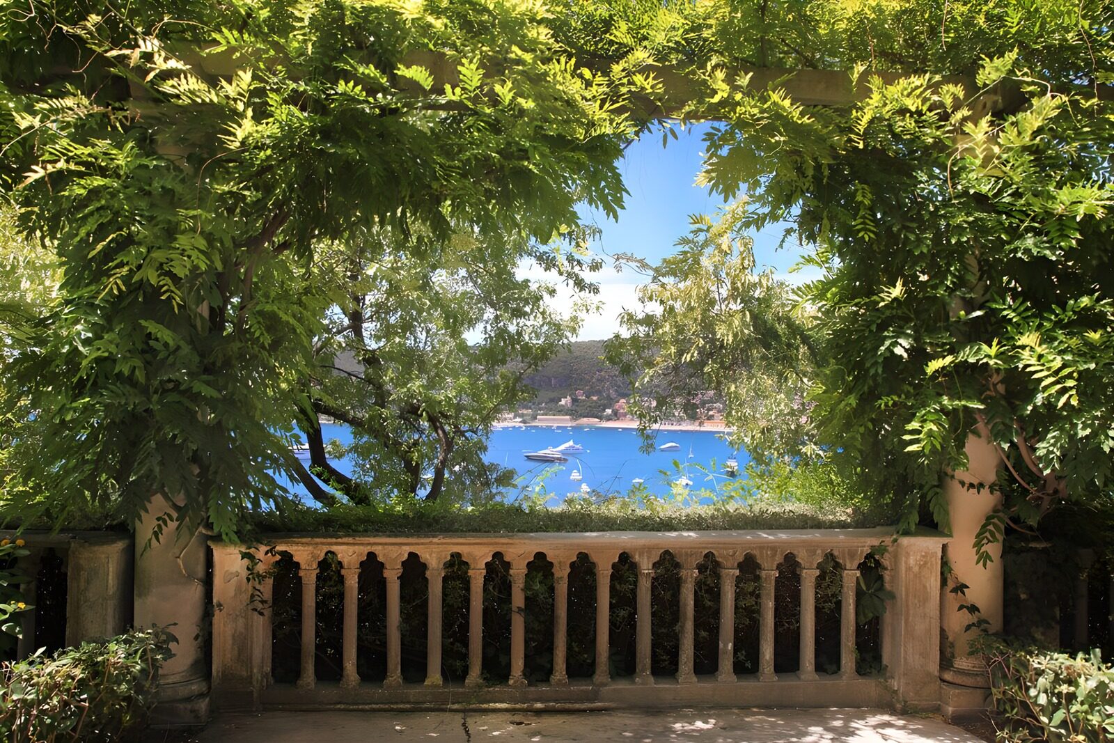 TPES83523: Terraza sombreada con vistas a la bahía