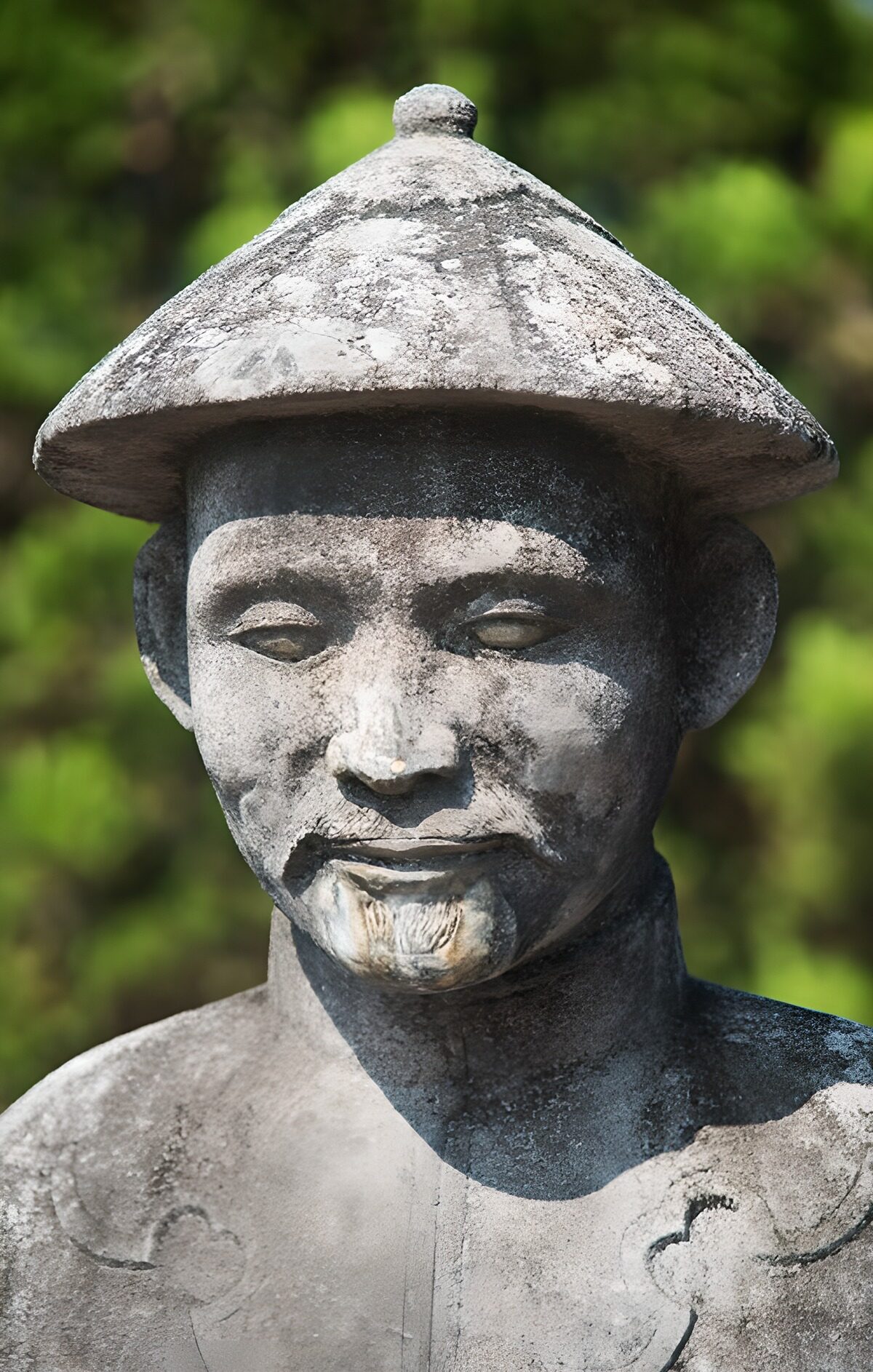 TPES59102: Estatua con sombrero bajo el sol