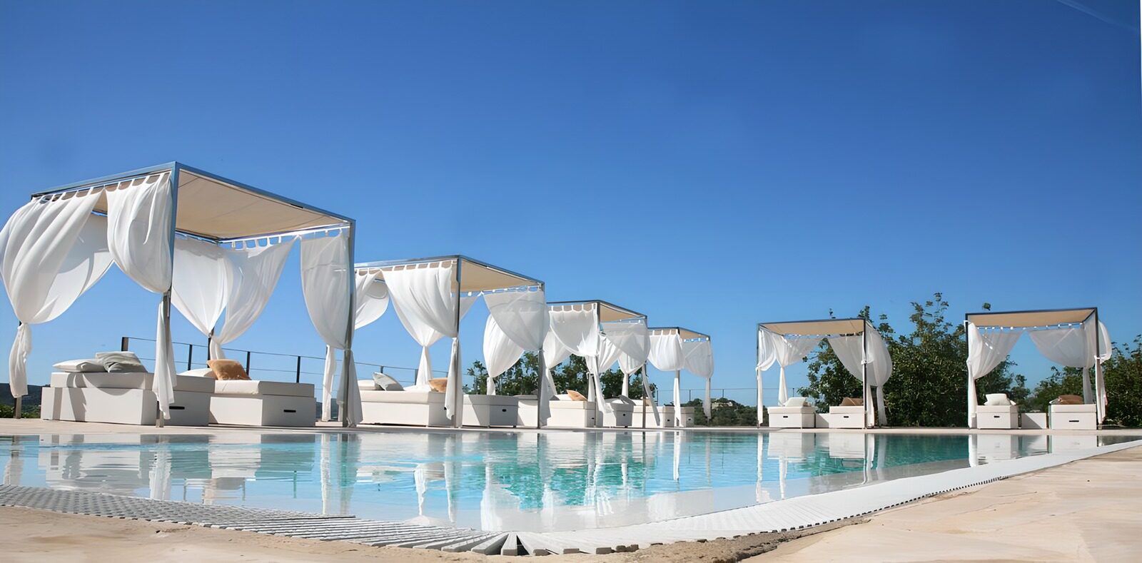 TPES53355: Piscina con camas de dosel blancas