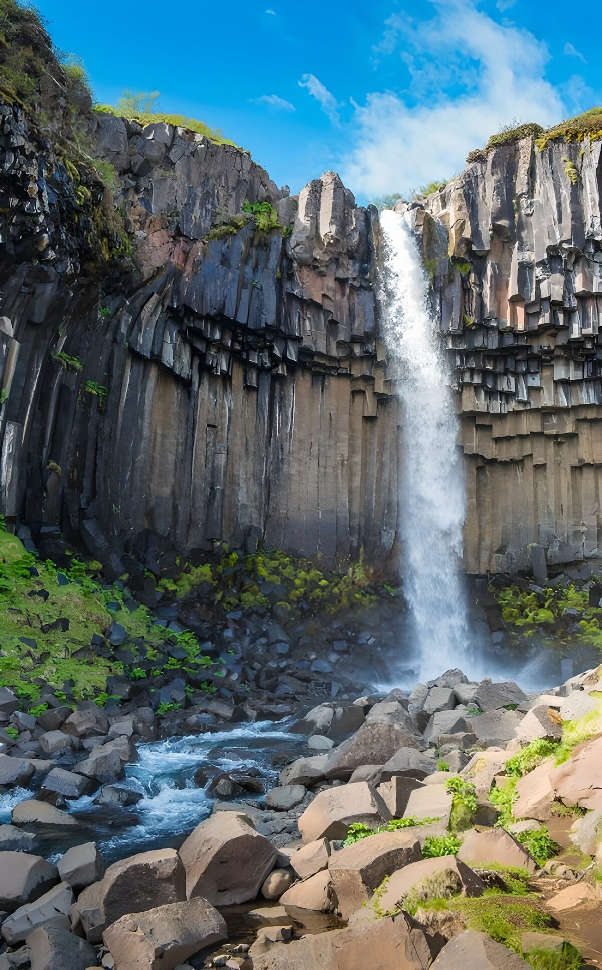 TPES94179: Cascada entre columnas de basalto