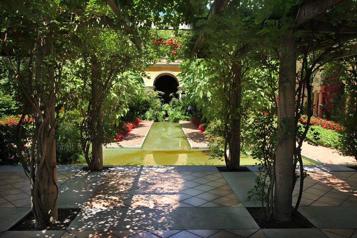 TPES75436: Patio con estanque bajo la pérgola