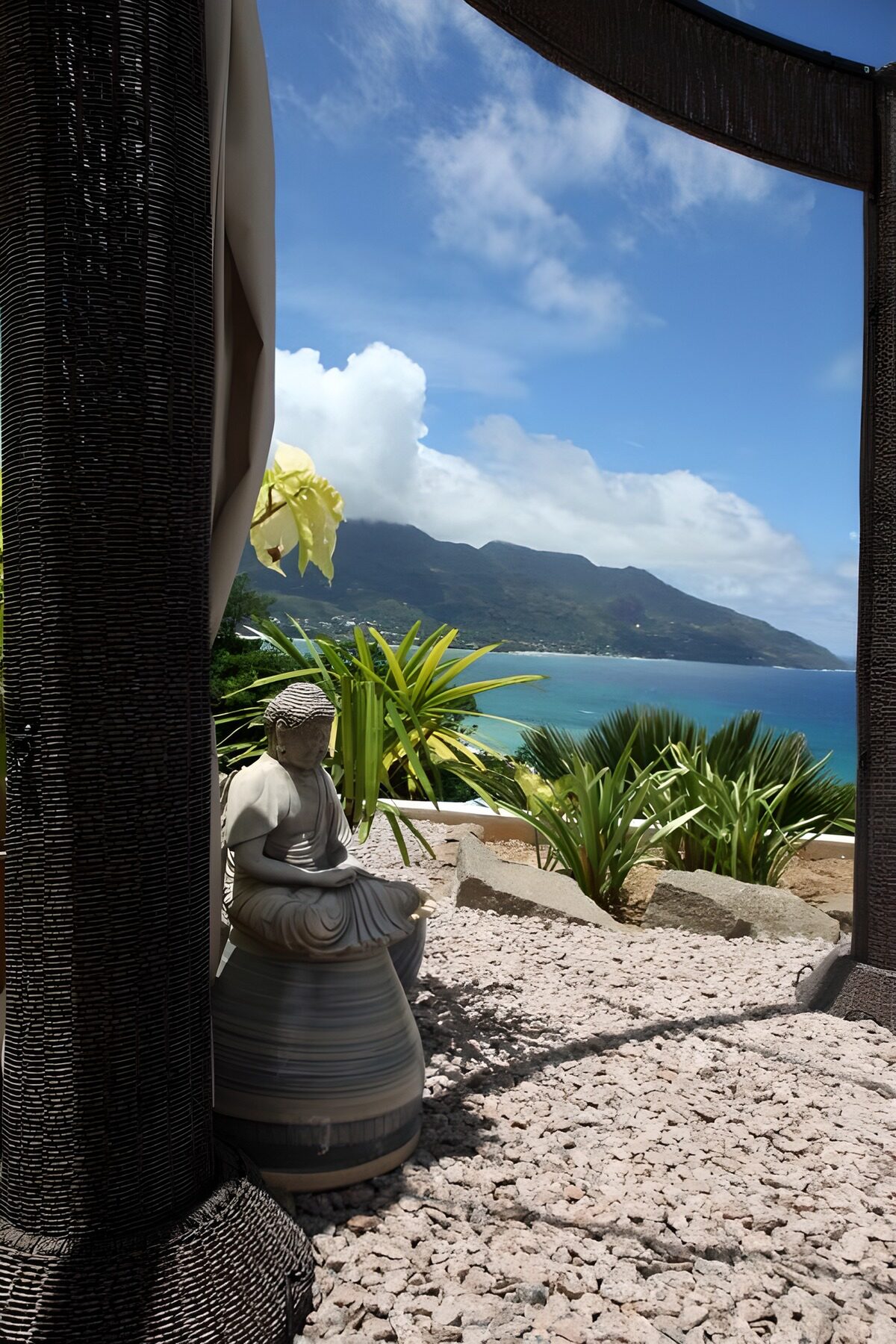 Buda en una terraza frente al mar