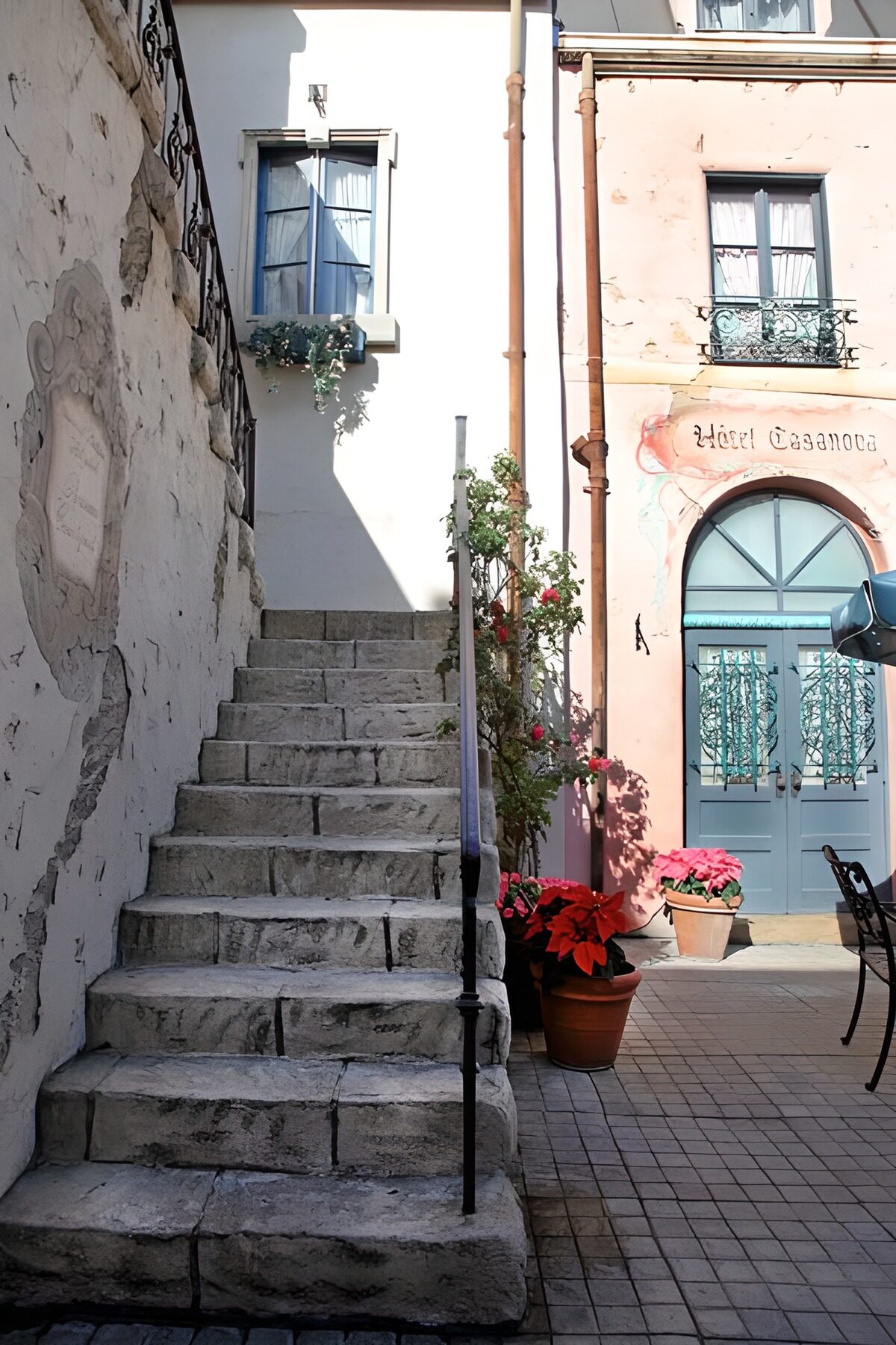 Escalera de piedra en un patio soleado