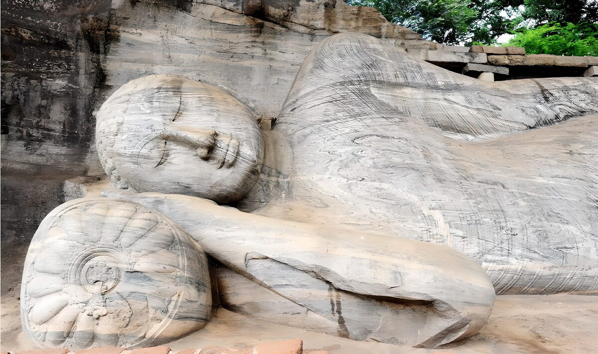 Buda reclinado en piedra veteada