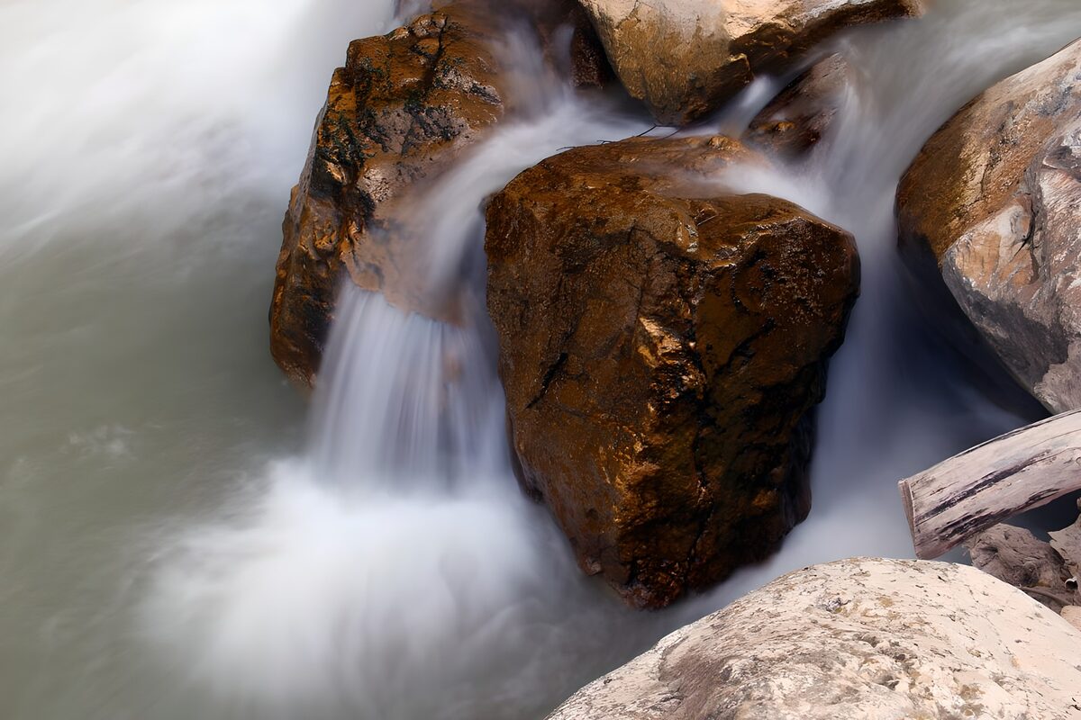 Cascadas suaves entre rocas pardas