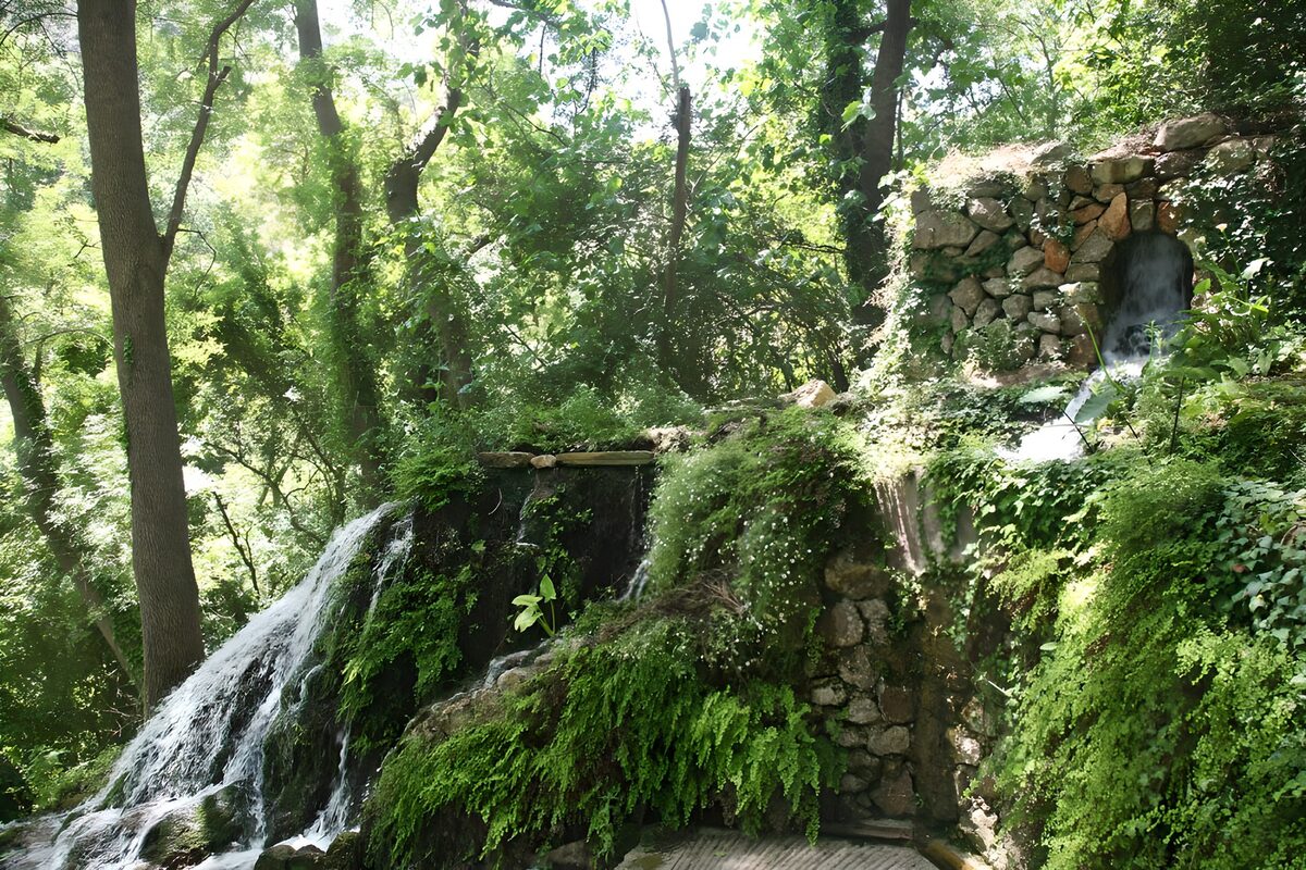 Cascada entre musgo y piedra