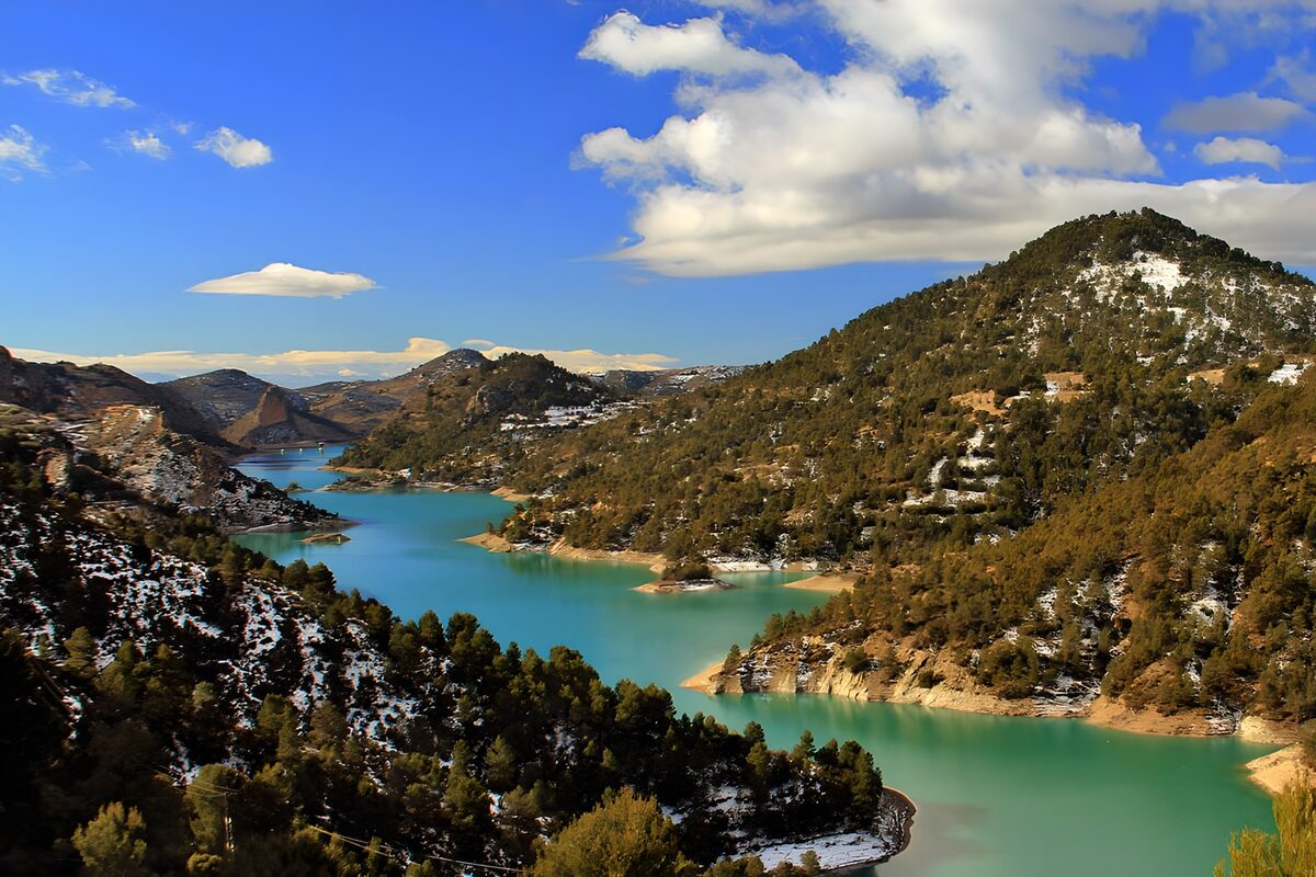 Lago turquesa entre montes nevados