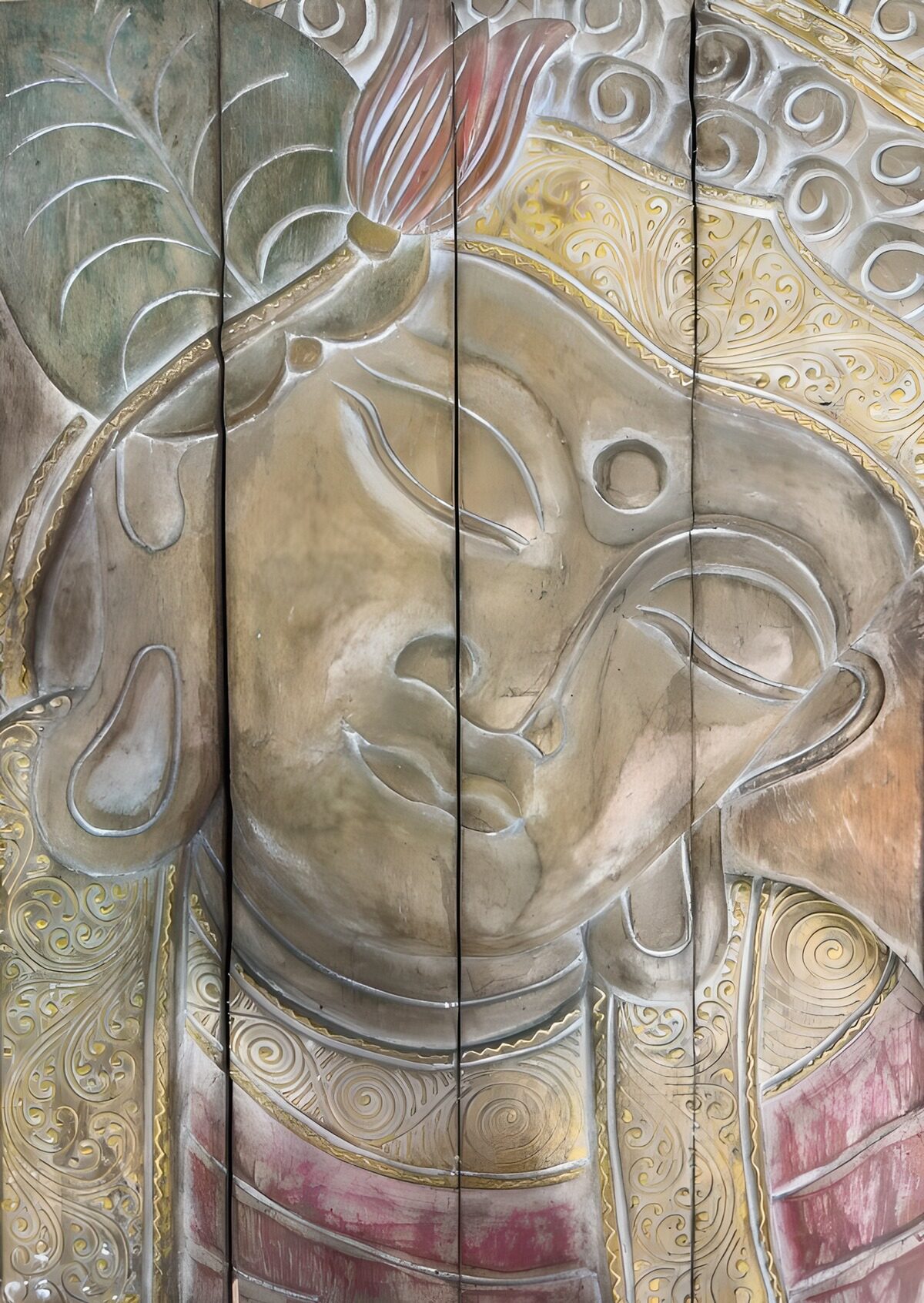 Rostro en relieve con tocado dorado