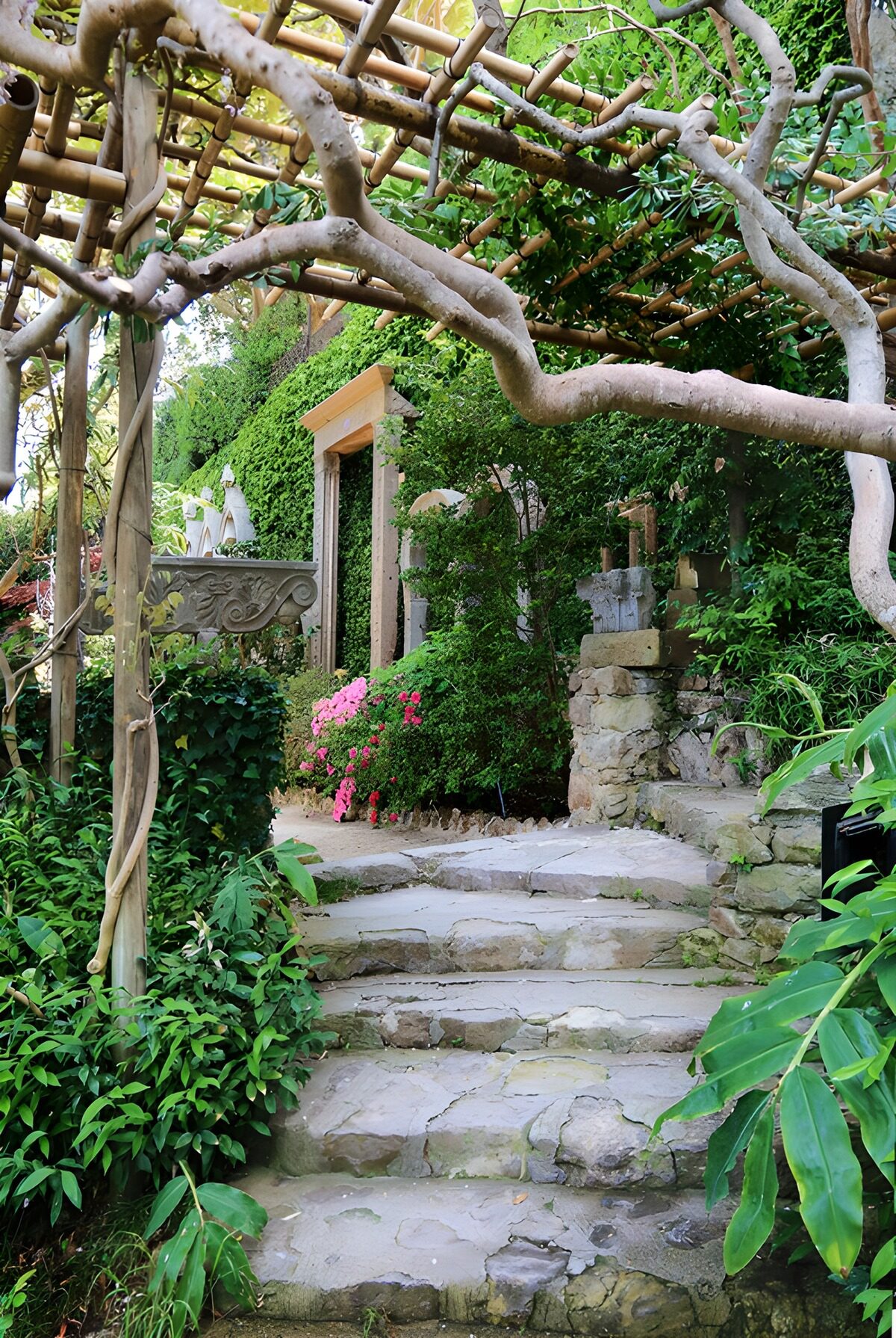 TPES35039: Escalera de piedra entre el verde