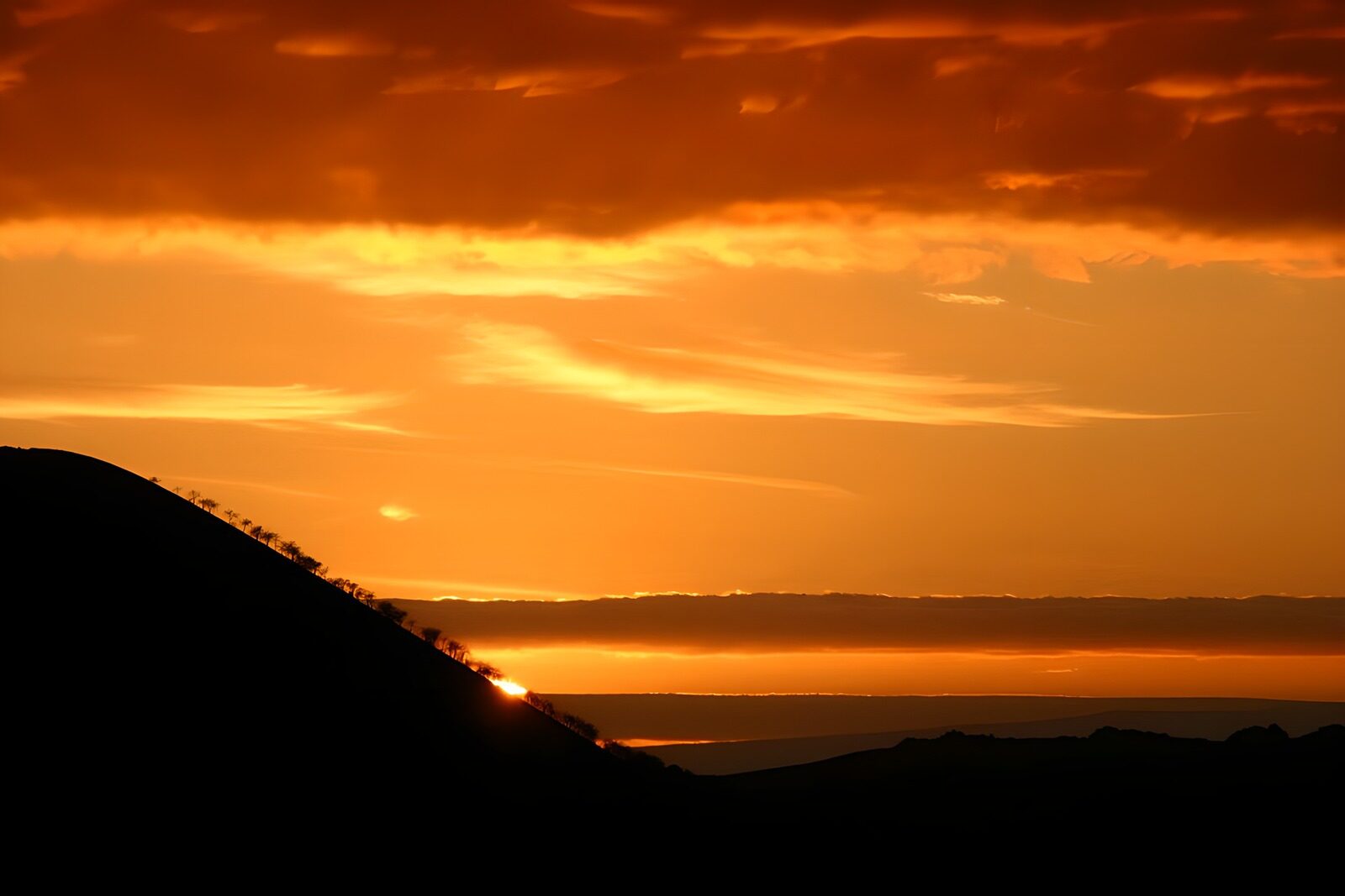 TPES34325: Puesta de sol tras la colina oscura