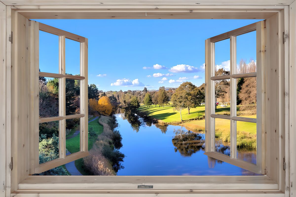 Ventana abierta a un lago en calma