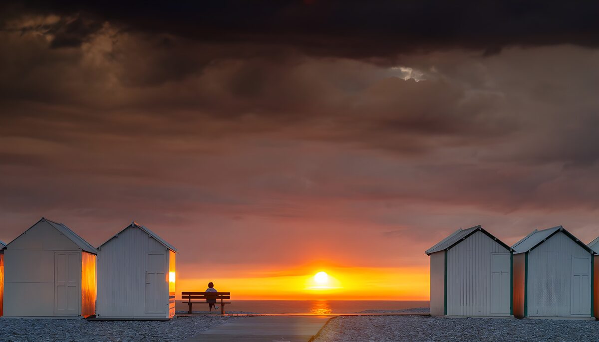 Casetas blancas al atardecer