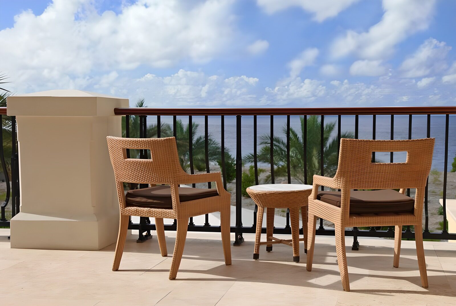 TPES54387: Balcón con dos sillones frente al mar