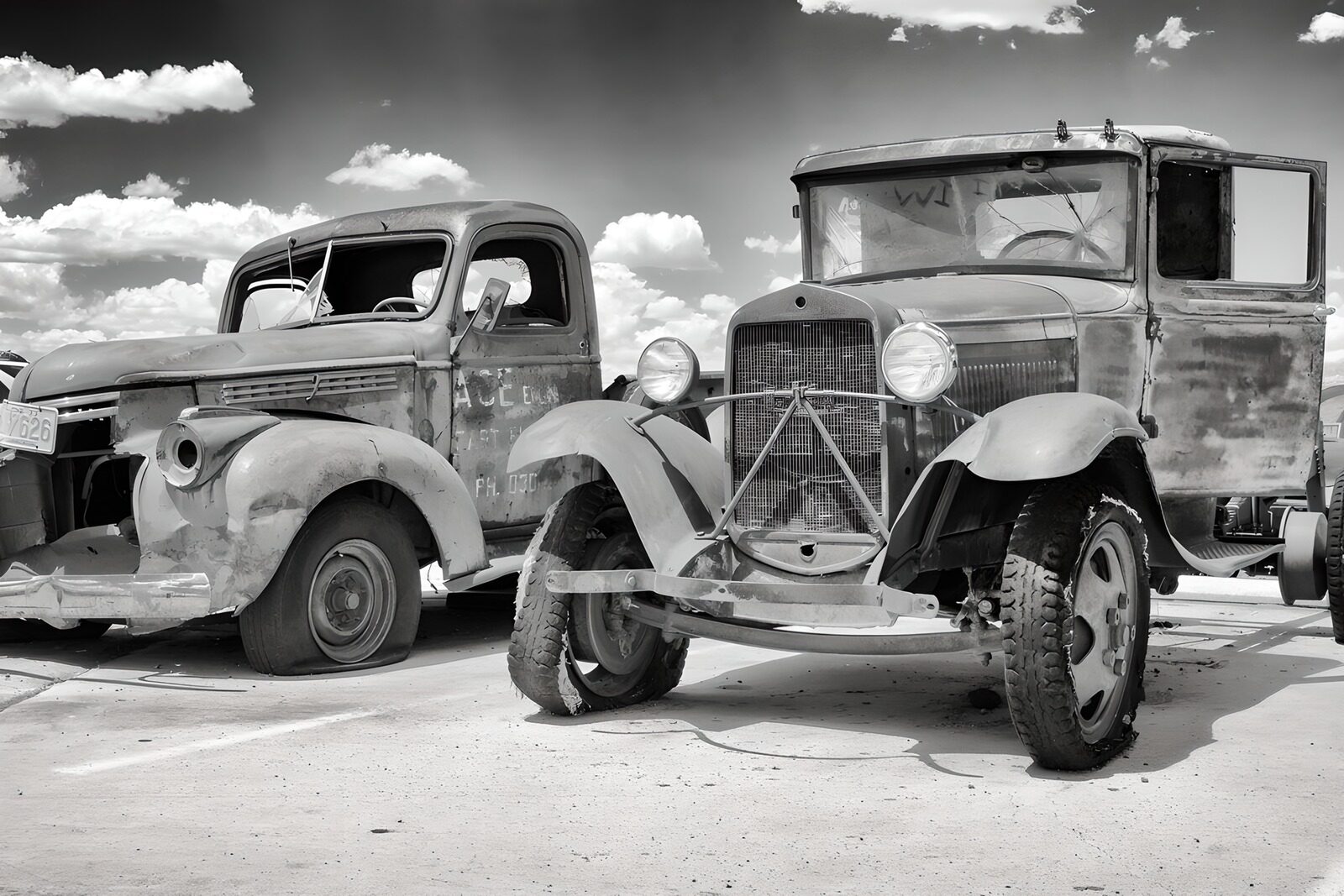 TPES81677: Dos camiones antiguos en blanco y negro