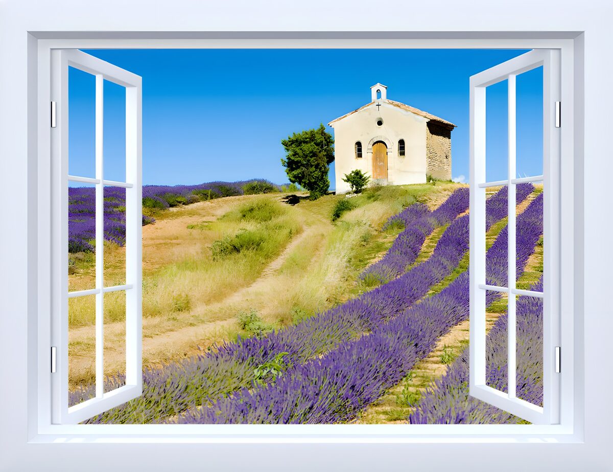 Ventana abierta a la capilla y la lavanda