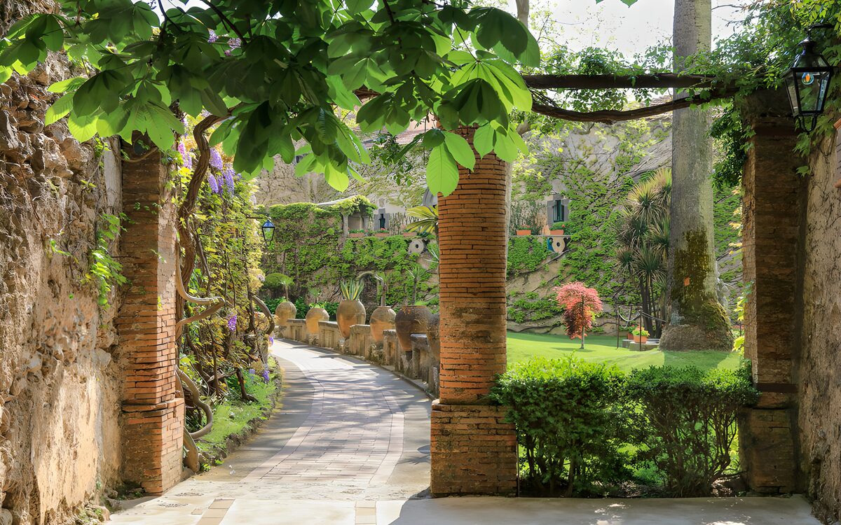 TPES32096: Jardín entre pilares, a la sombra
