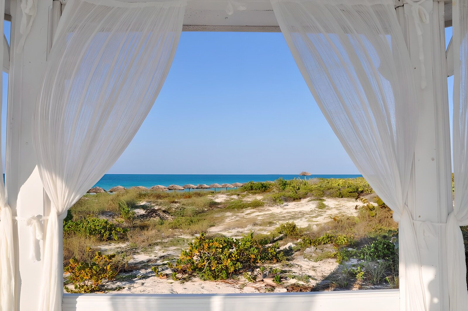 TPES15037: Playa y mar desde la pérgola blanca