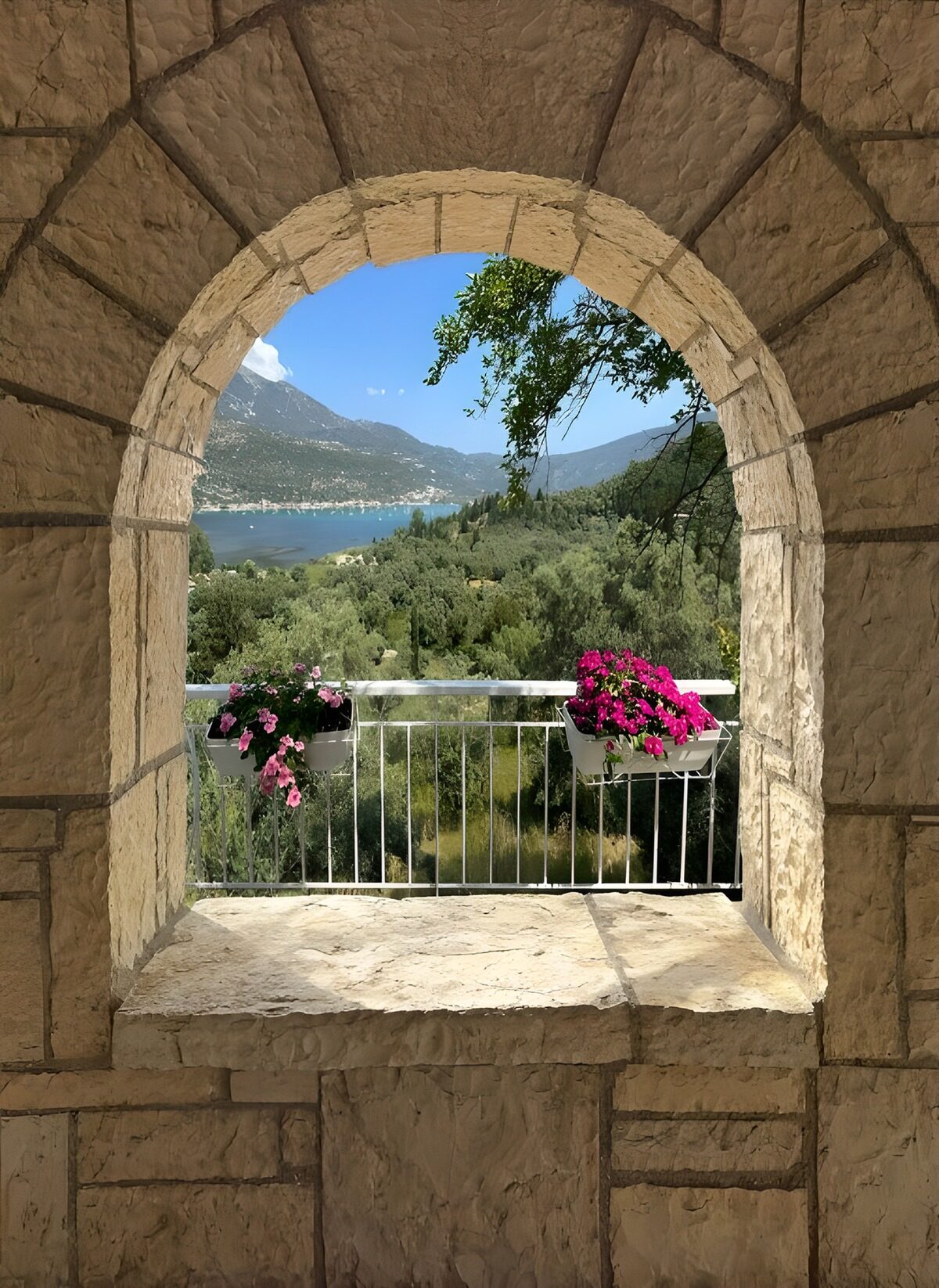 Lago y montañas desde un arco de piedra