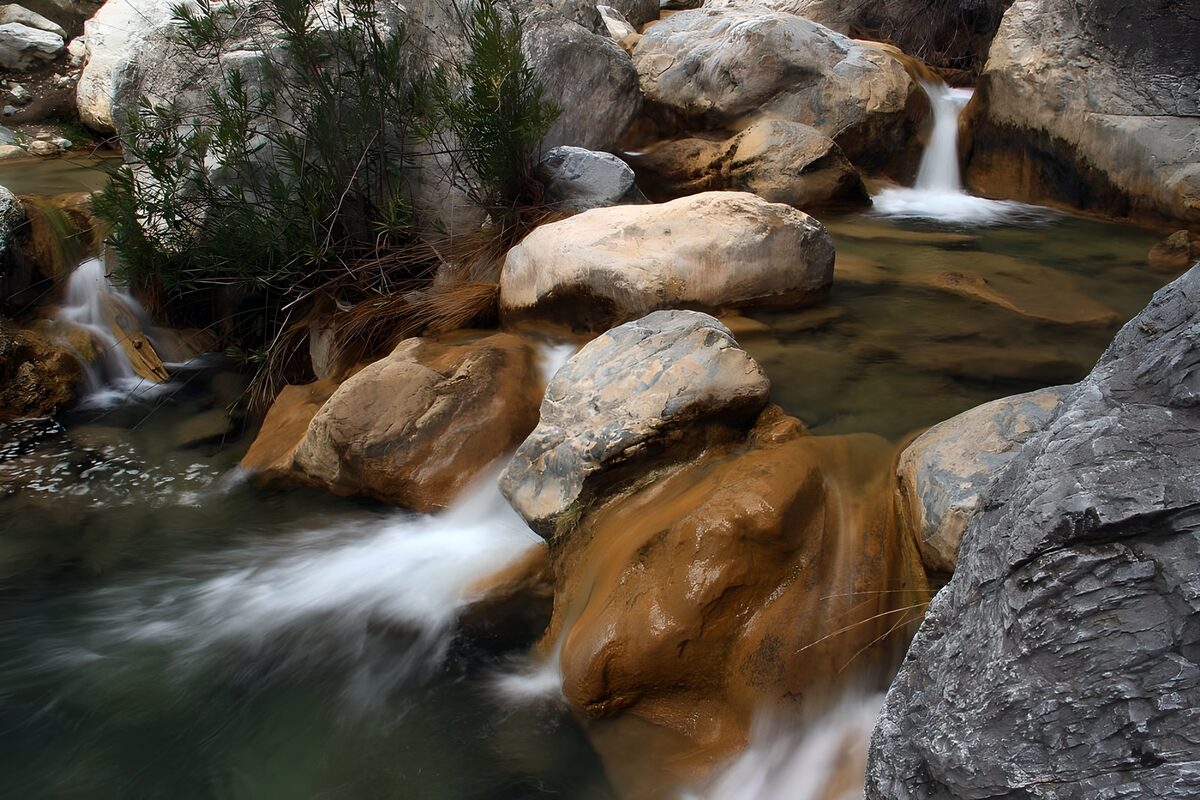 Arroyo entre rocas y pequeñas cascadas