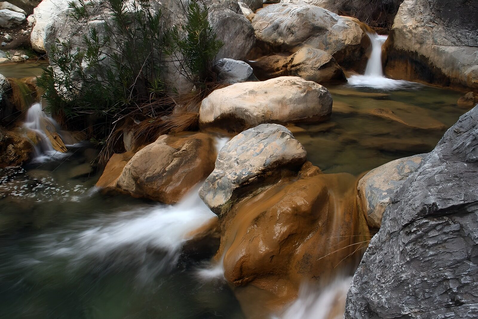 TPES99708: Arroyo entre rocas y pequeñas cascadas