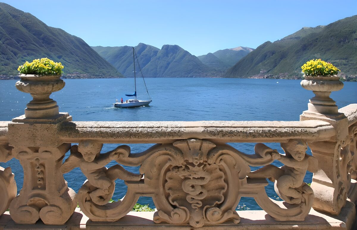 Terraza con velero entre montañas