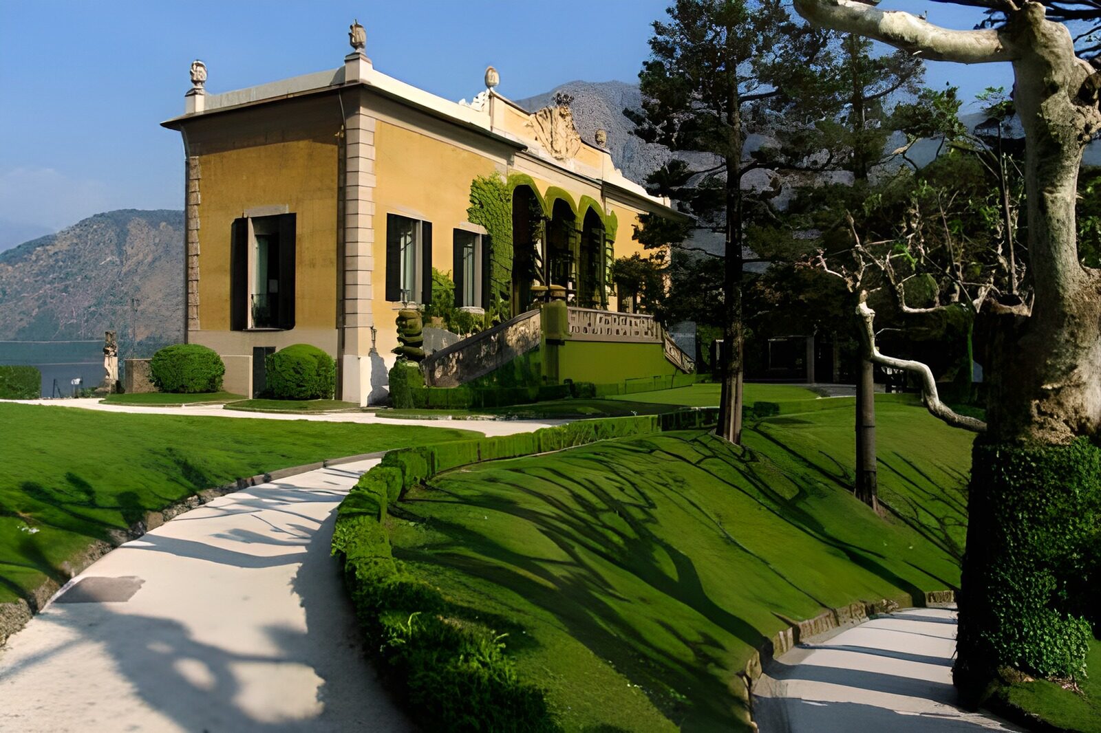 TPES39046: Villa ocre y jardín soleado junto al lago