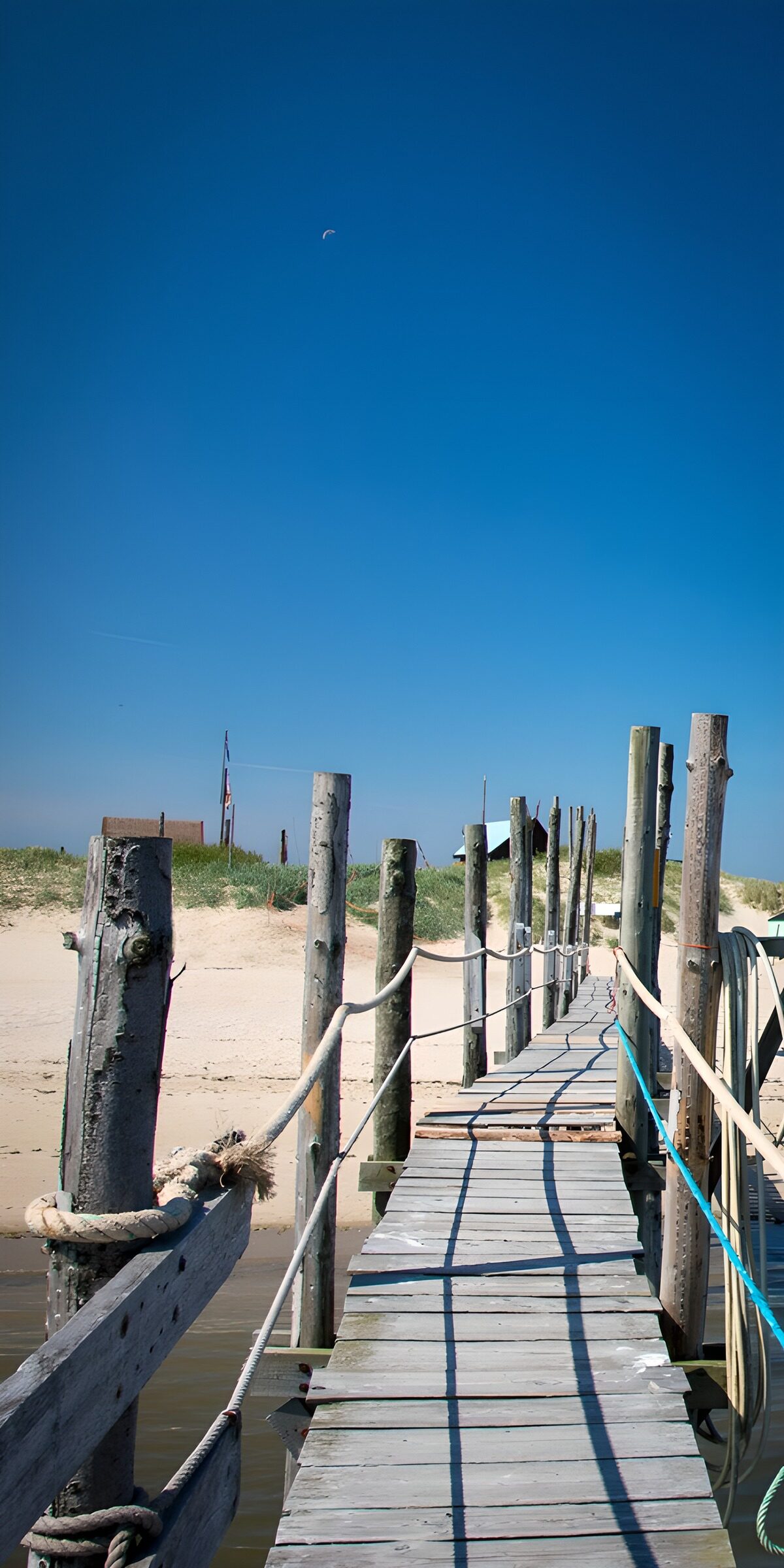 TPES90499: Pasarela de madera hacia una playa tranquila