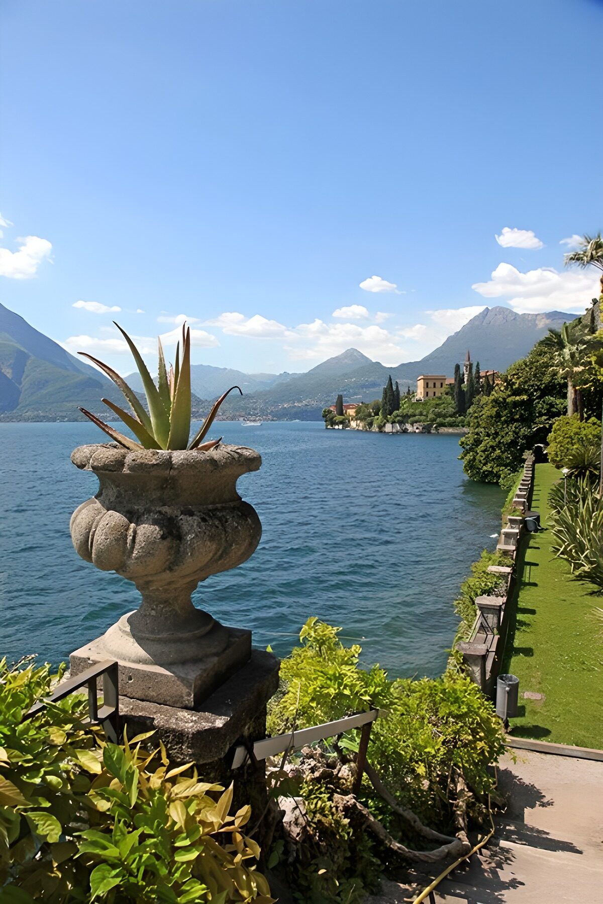 El azul del lago se asoma al jardín