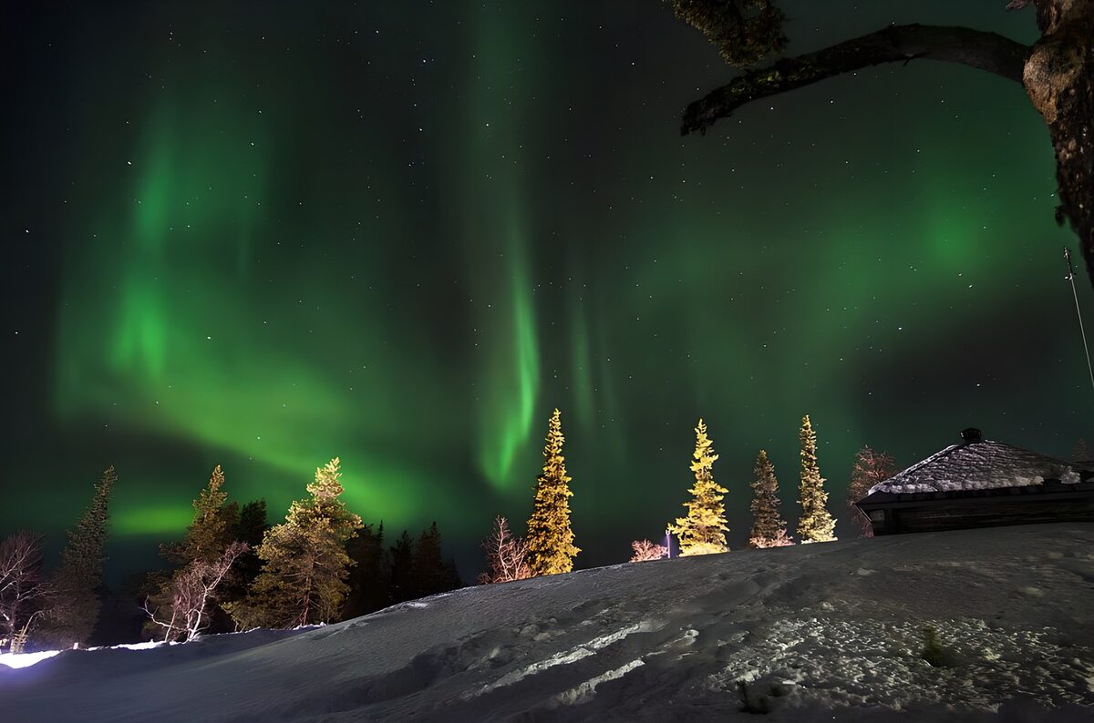Aurora verde sobre la ladera nevada