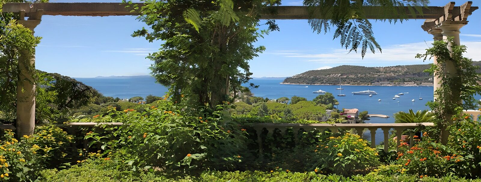 TPES31045: Jardín con pérgola junto a la bahía azul