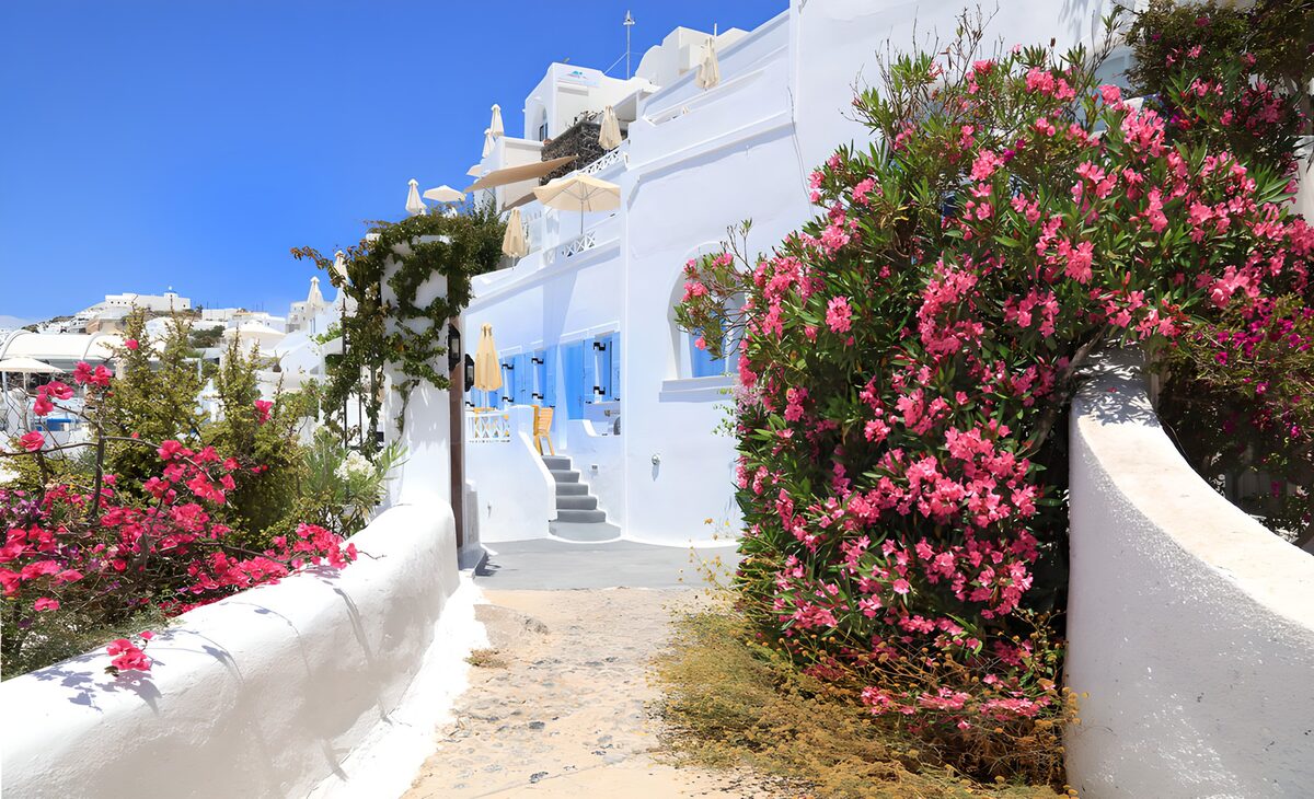 Callejuela blanca y azul a pleno sol