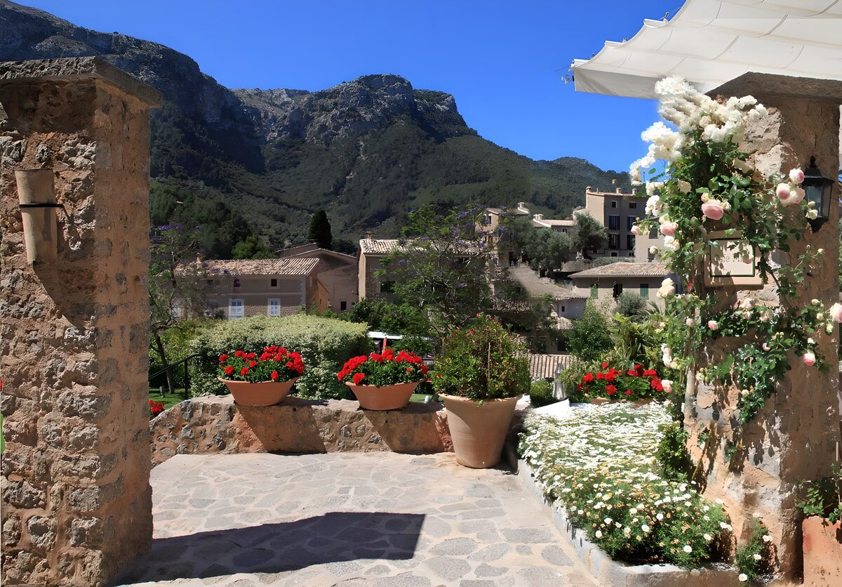 TPES38399: Terraza con flores y vistas a las montañas